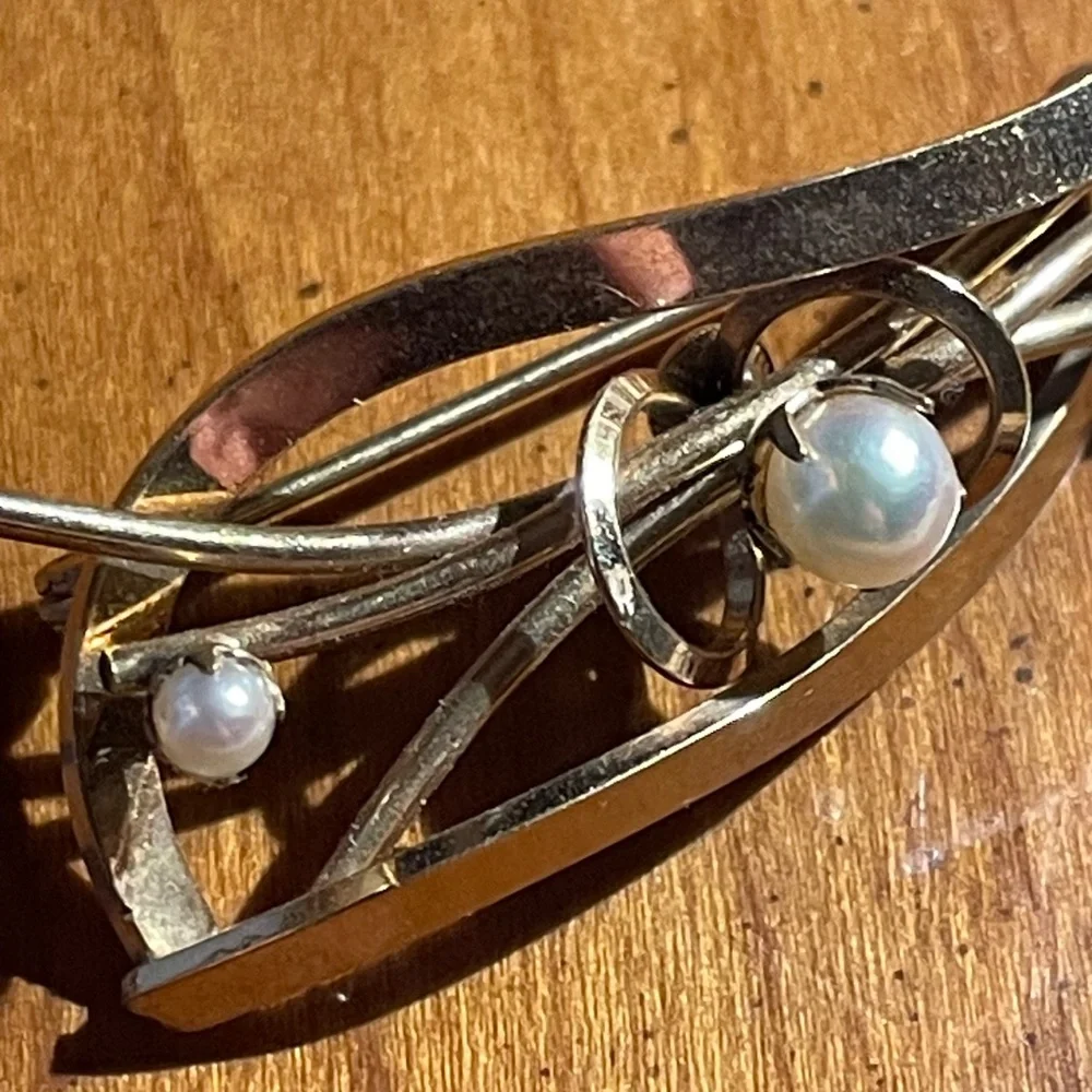 Vintage Midcentury Winard Signed 12KG Brooch in with 3 Pearls